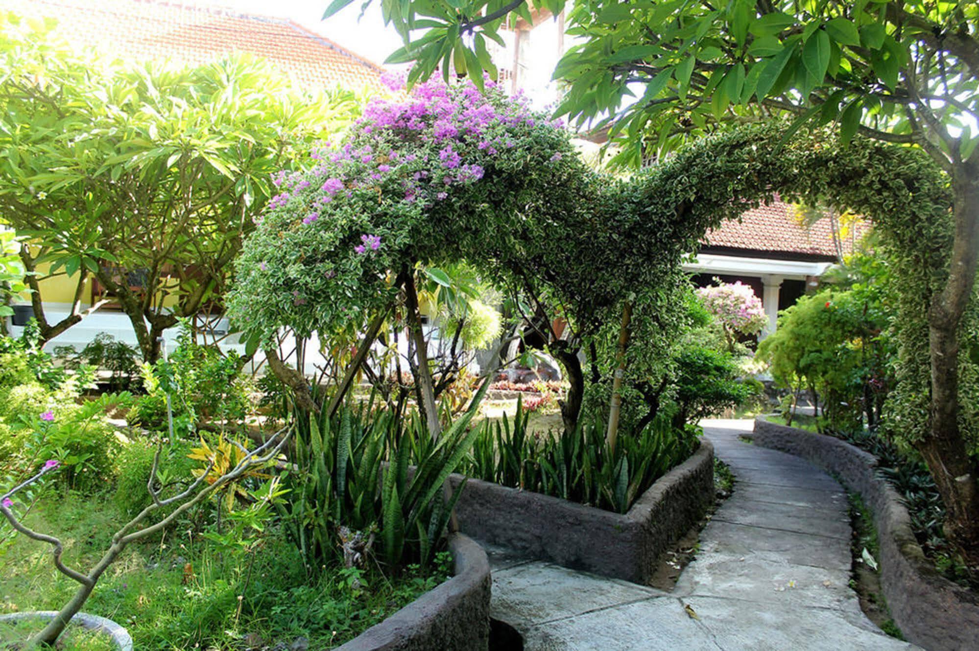 Berlian Inn Kuta Beach Esterno foto